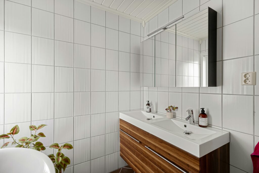 Moderne badkamer met zelfreinigende wandtegels