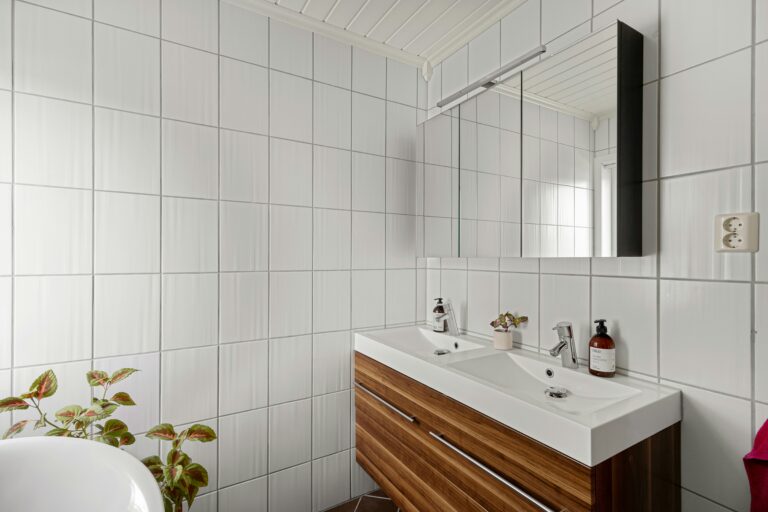 Moderne badkamer met zelfreinigende wandtegels