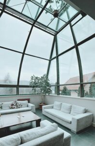 Moderne ingebouwde serre met planten en zitruimte