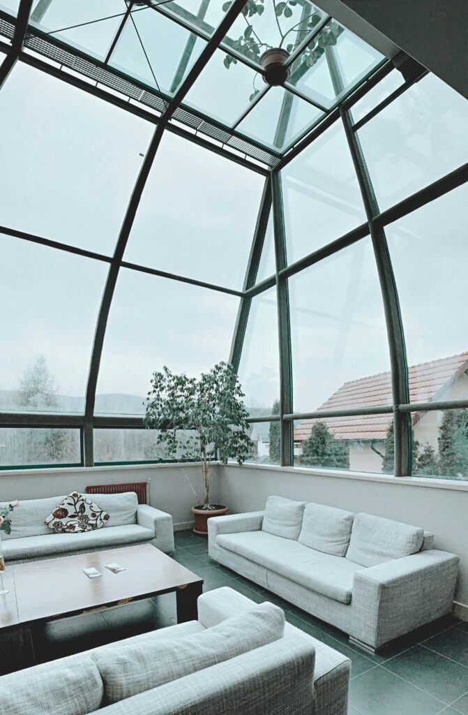 Moderne ingebouwde serre met planten en zitruimte